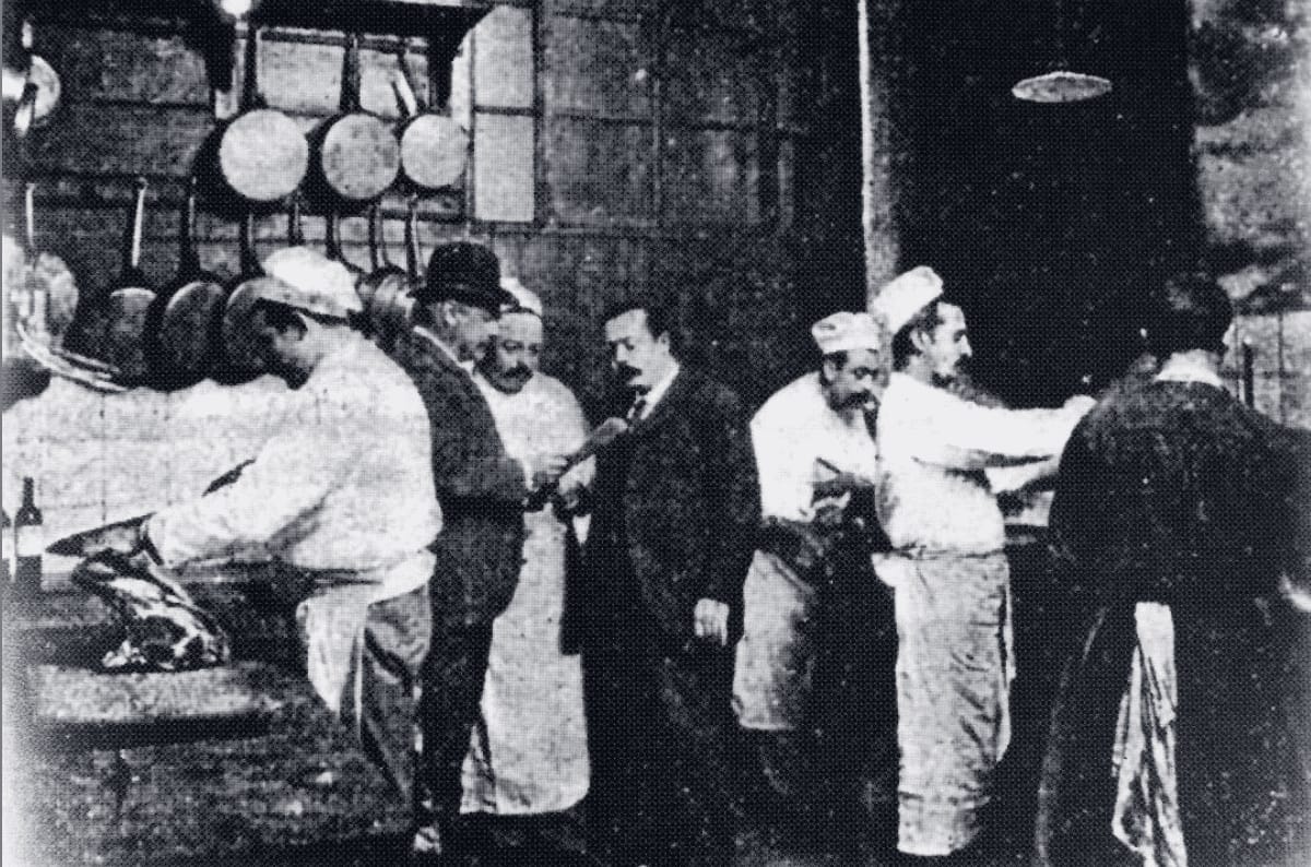 Tertulia en los comedores de Lhardy a mediados del siglo XX