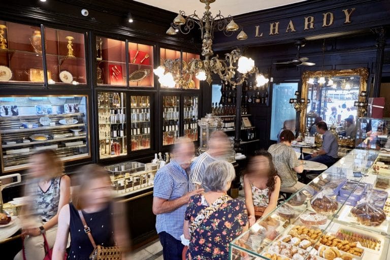 La tienda histórica de Lhardy con sus dos barras