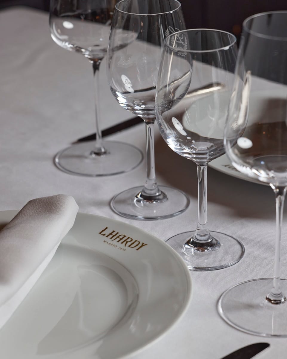 Salón de Lhardy preparado para un gran ágape